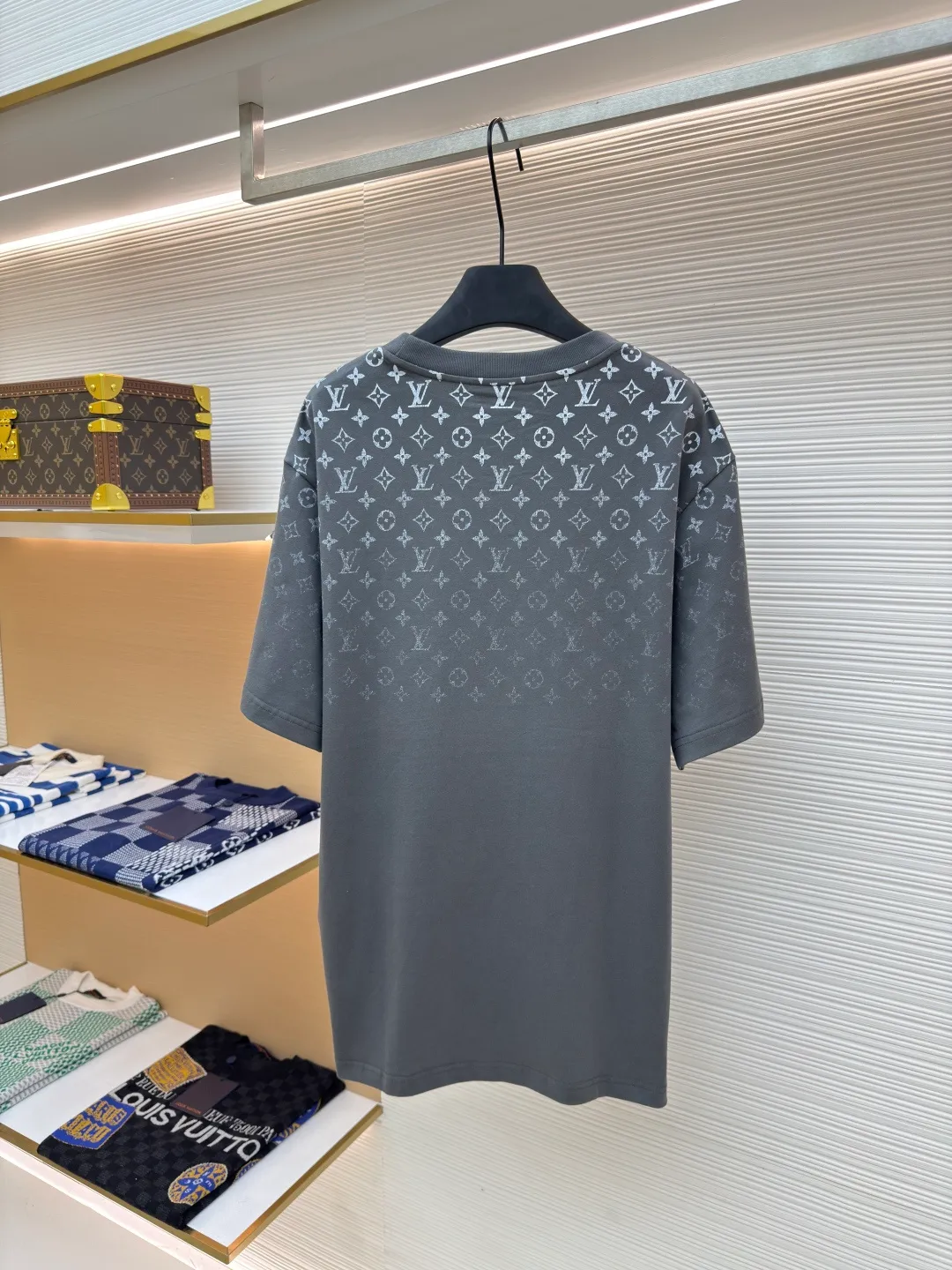 LOUIS VUITTON Gradient presbyopic T-shirt ●Authentic product: Purchased and developed by 8450 ●Item number: 1680214-A10 ●Fabric: refined sulfur cotton fabric ●Technology: printing production ●Version: fitted version ●Weight: about 305 grams ●Size: XS-S-M-L ●Description: The fabric is made of 32s double-ply combed cotton compact siro-spun yarn, matched with 1*1 flat knitted cotton thread. The entire garment's front and rear panels, left and right sleeves, are printed with Kornit white ink digital direct injection. The first draft is made based on the Y-plate scanned pattern, and the clarity of the first draft is corrected by hand to ensure that the printed flower pieces have a gradient and orderly visual effect. The overall wiring is straight and delicate, the fabric is comfortable and soft, and the color is consistent without color difference. It can be matched with the same style to create a fashionable look and control various occasions. Customized accessories, complete with three standards, same style for men and women!